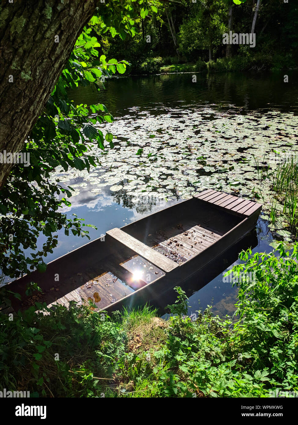 Piccola barca a remi sul fiume gartmpe in Francia Foto Stock