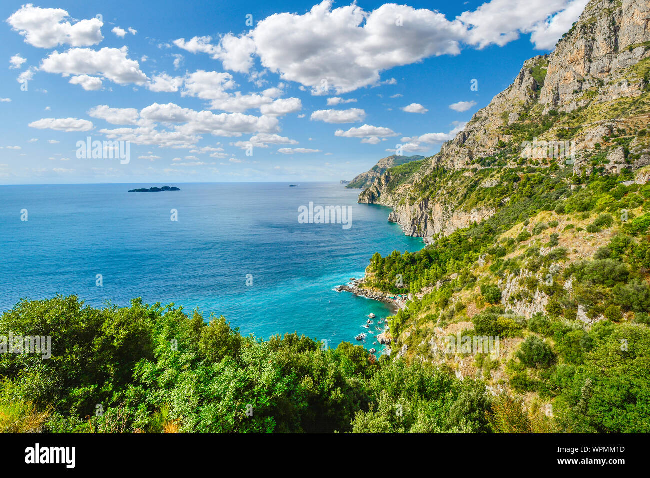 Una vista dalla famosa Costiera Amalfitana drive road verso le scogliere, montagne, litorale, le spiagge e il Mare Mediterraneo vicino alla città di Sorrento Italia Foto Stock