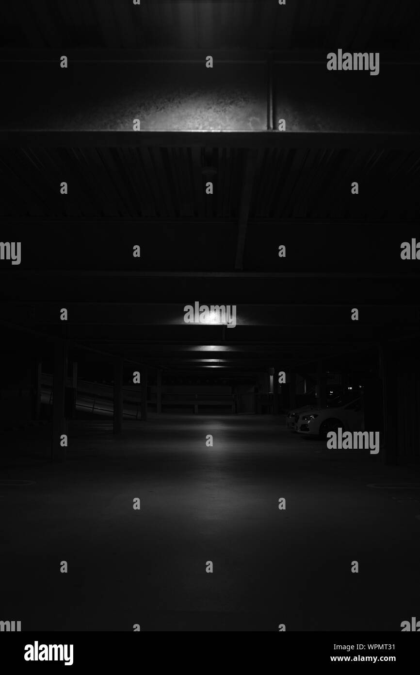 Immagine verticale in bianco e nero di un parcheggio sotterraneo Foto Stock