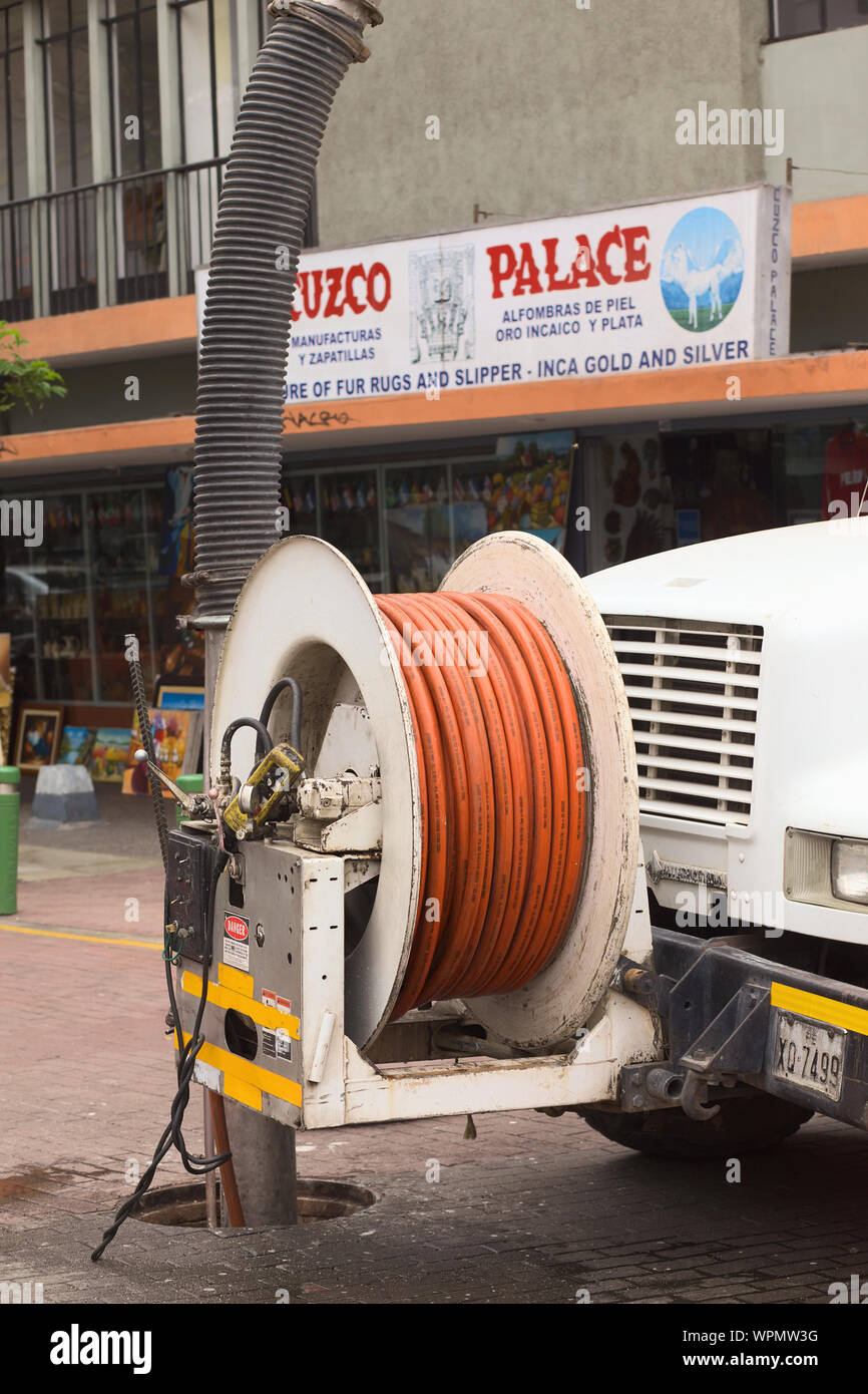 LIMA, Perù - 11 febbraio 2012: Pulizia del liquame con l aiuto di un carrello su 11 Febbraio, 2012 a Miraflores Lima, Perù Foto Stock