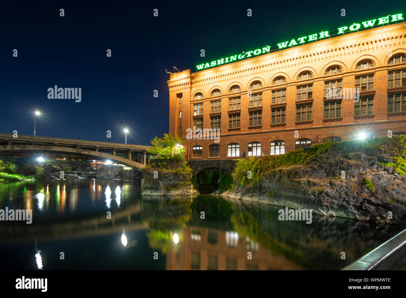 L'acqua di Washington e potenza edificio brilla sopra il fiume Spokane e diga vicino il Riverfront Park di notte a Spokane, Washington, Stati Uniti d'America Foto Stock