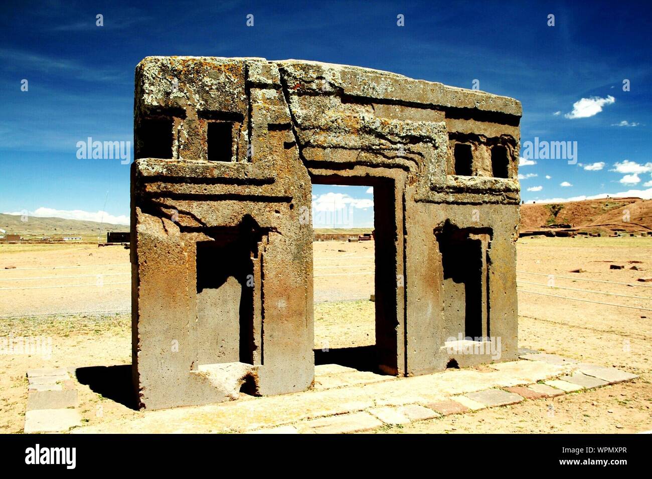 Porta del Sole sul campo a Tiwanaku Foto Stock