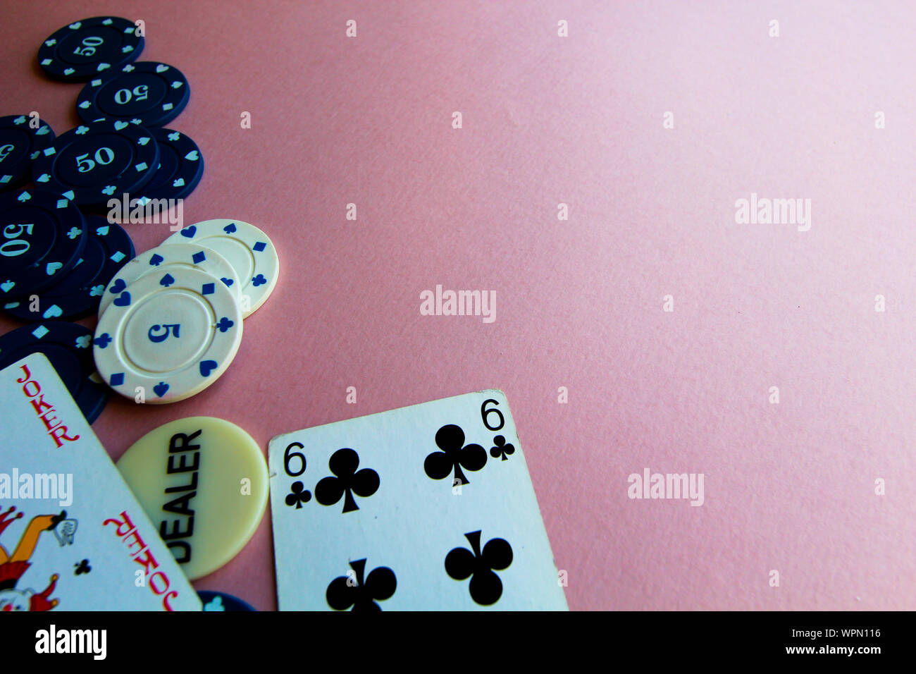 Chip e carte per il poker su sfondo rosa. Il gioco del poker. Il chip del concessionario. Copia dello spazio. Foto Stock