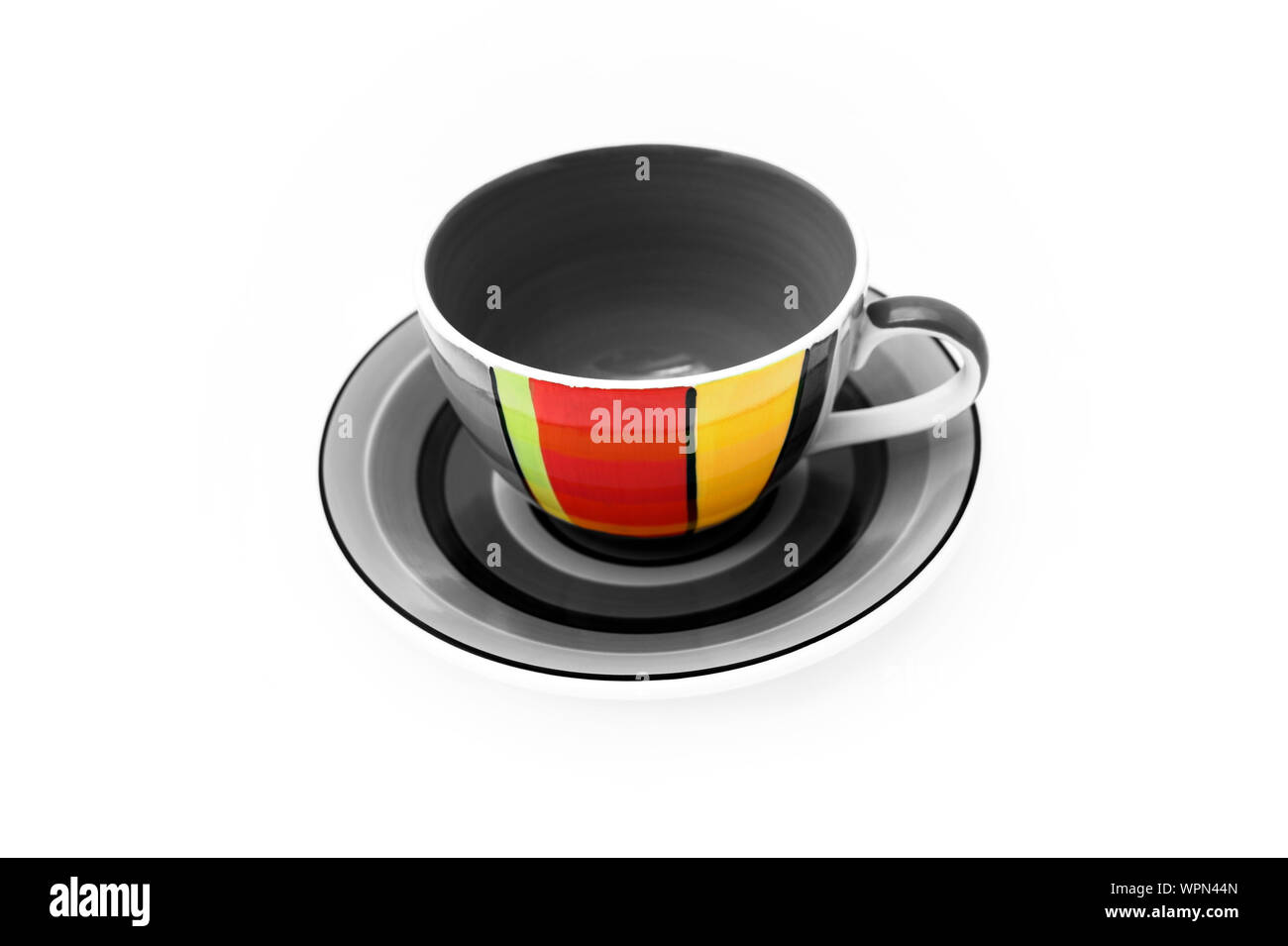 Striata tazza e piattino, sfondo bianco Foto Stock