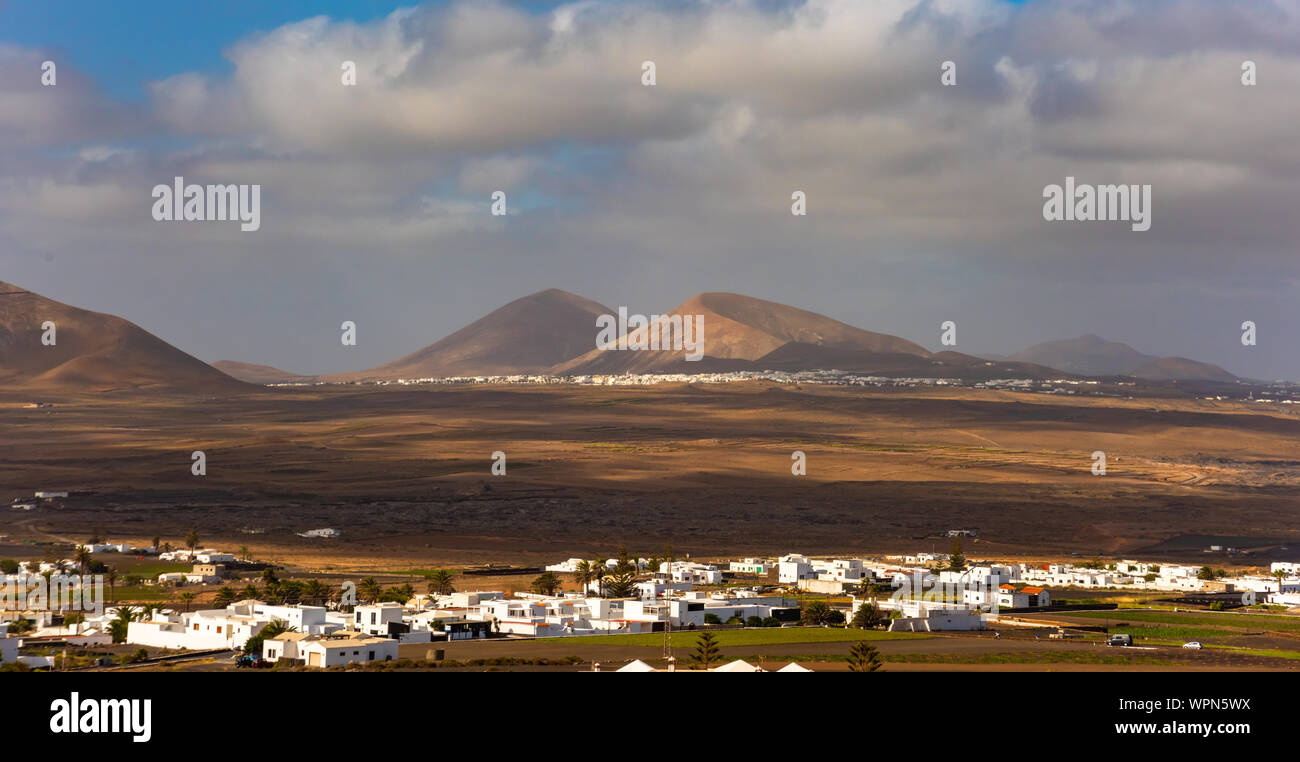 Tipica Canaria villaggio o città con case bianche e il paesaggio vulcanico, Nazaret, Lanzarote, Isole canarie, Spagna Foto Stock