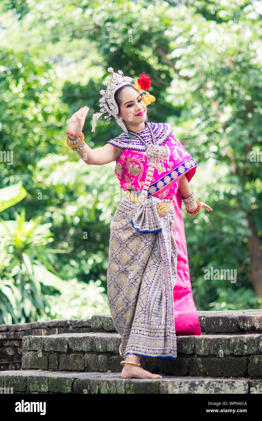 Thailand national dress costume immagini e fotografie stock ad alta  risoluzione - Alamy