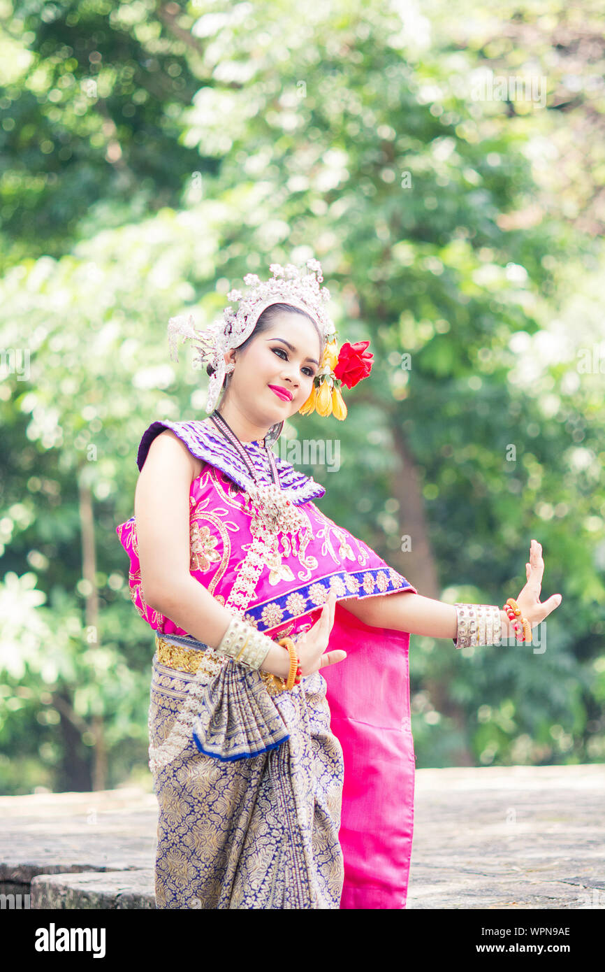 Thailand national dress costume immagini e fotografie stock ad alta  risoluzione - Alamy