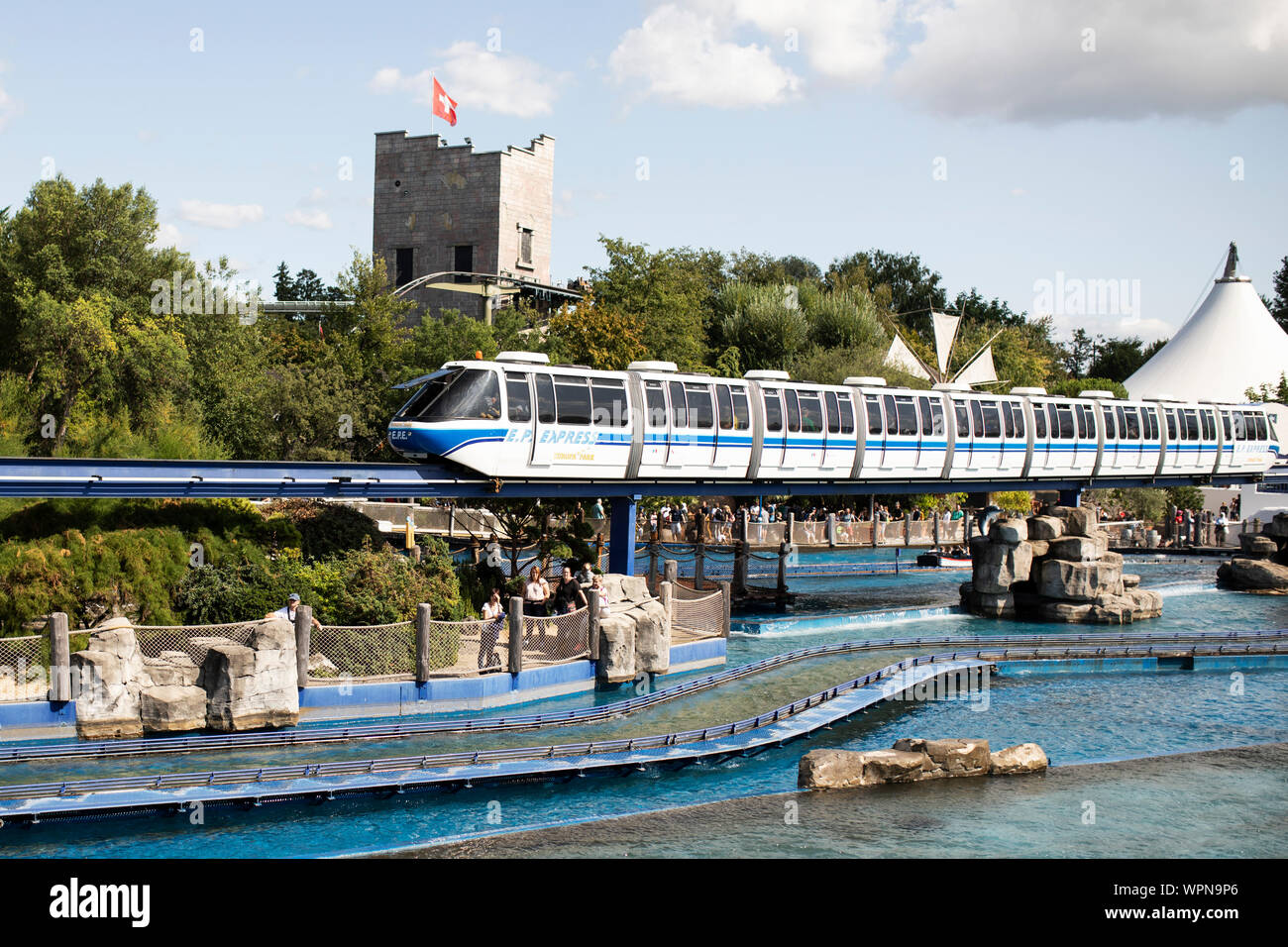 Il treno EP Express passa sulle montagne russe di Poseidon in Europa-Park a Rust, Germania. Foto Stock