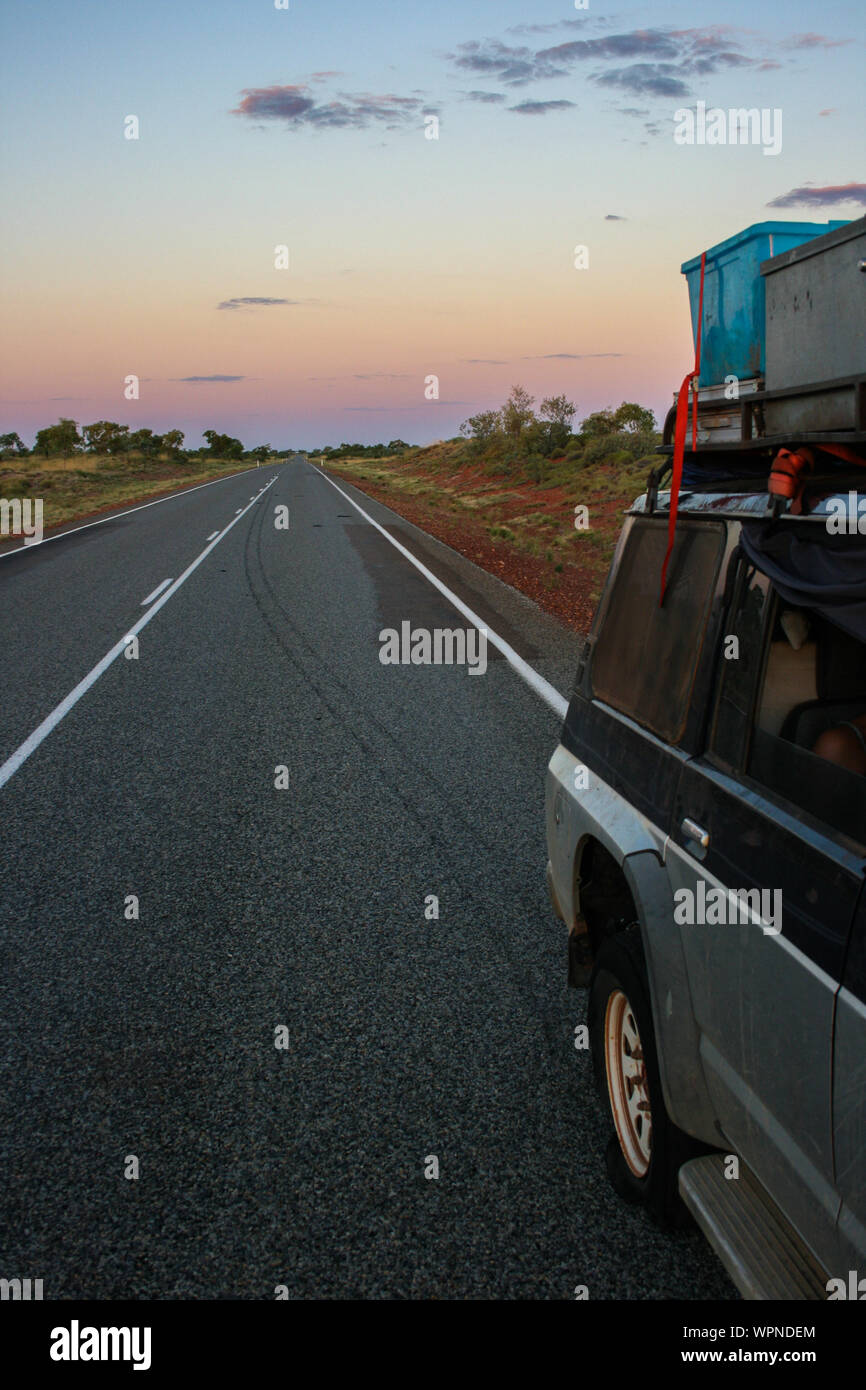 Il pneumatico sgonfio sulla Offroad Auto, vicino a Halls Creek dopo aver lasciato Tanami-Track, Australia occidentale Foto Stock