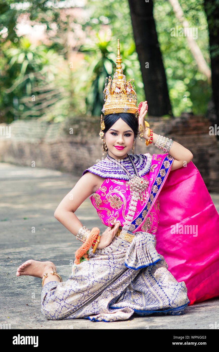 Vestito tailandese immagini e fotografie stock ad alta risoluzione - Alamy