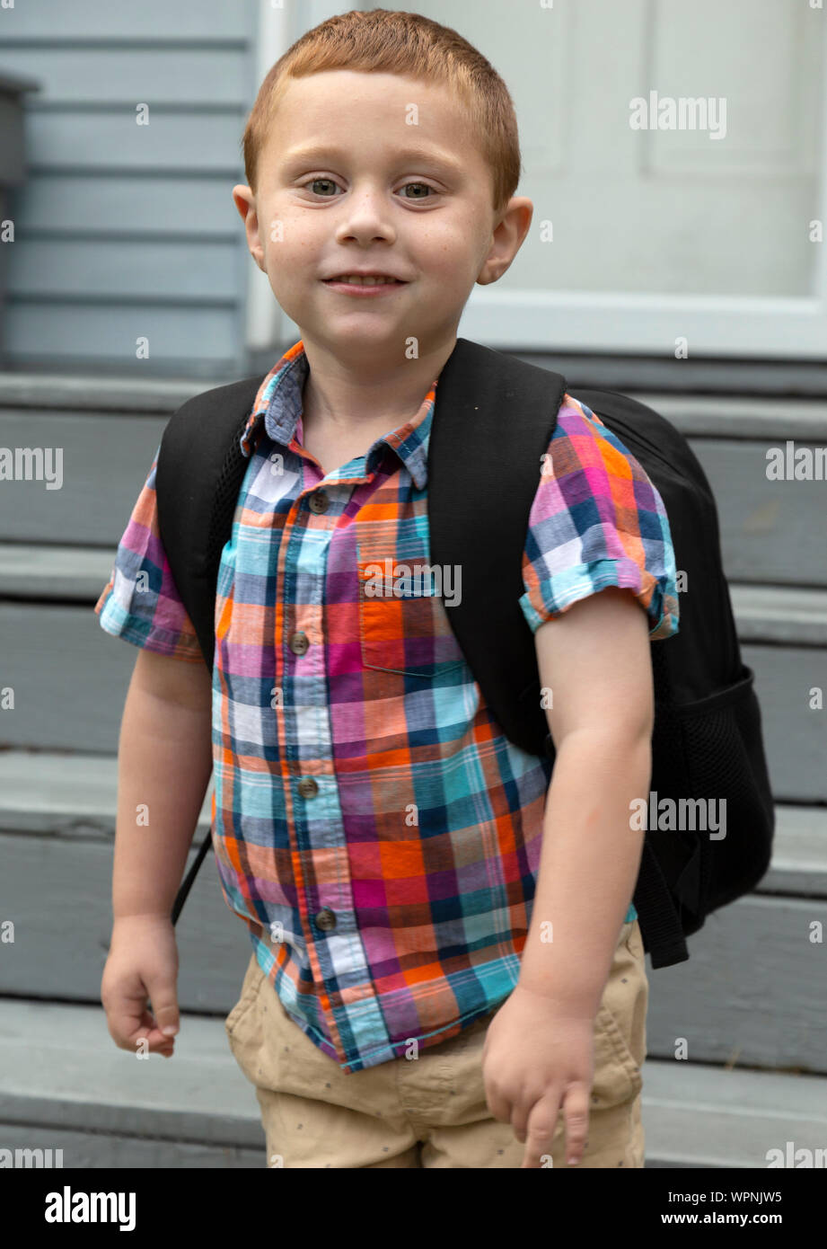 Kindergarten student holding lavagna vuota Foto Stock