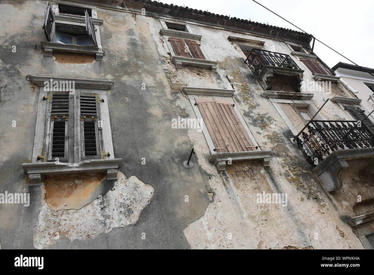 Buje, Croazia vecchio edificio casa in stato di abbandono Foto Stock