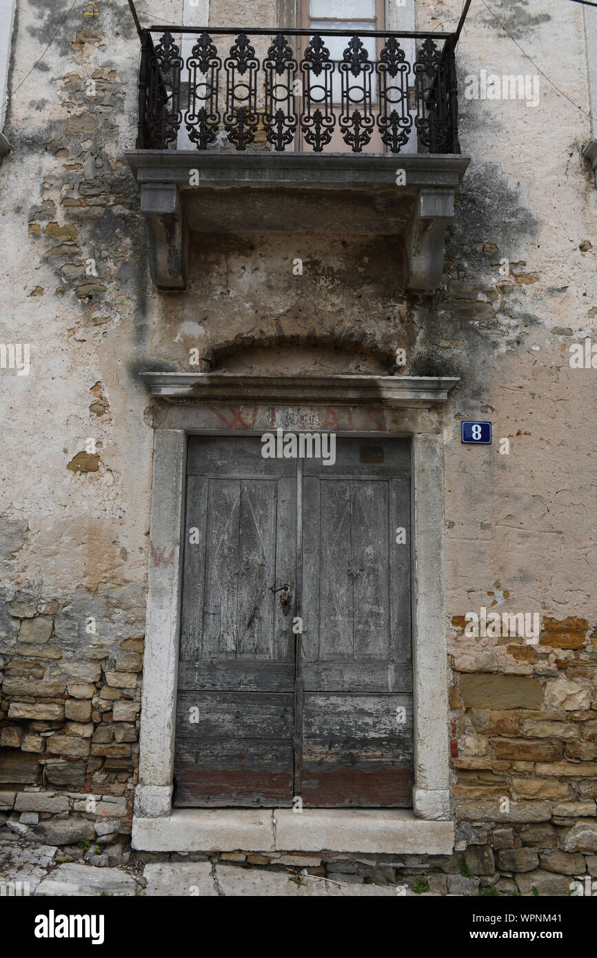 Buje, Croazia vecchio edificio casa in stato di abbandono Foto Stock