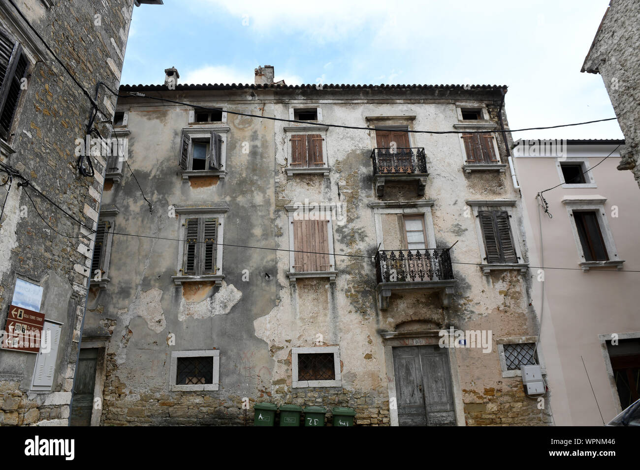 Buje, Croazia vecchio edificio casa in stato di abbandono Foto Stock