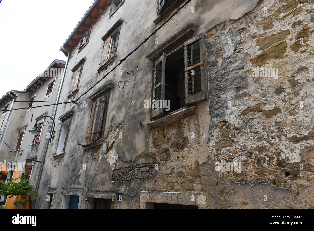 Buje, Croazia vecchio edificio casa in stato di abbandono Foto Stock