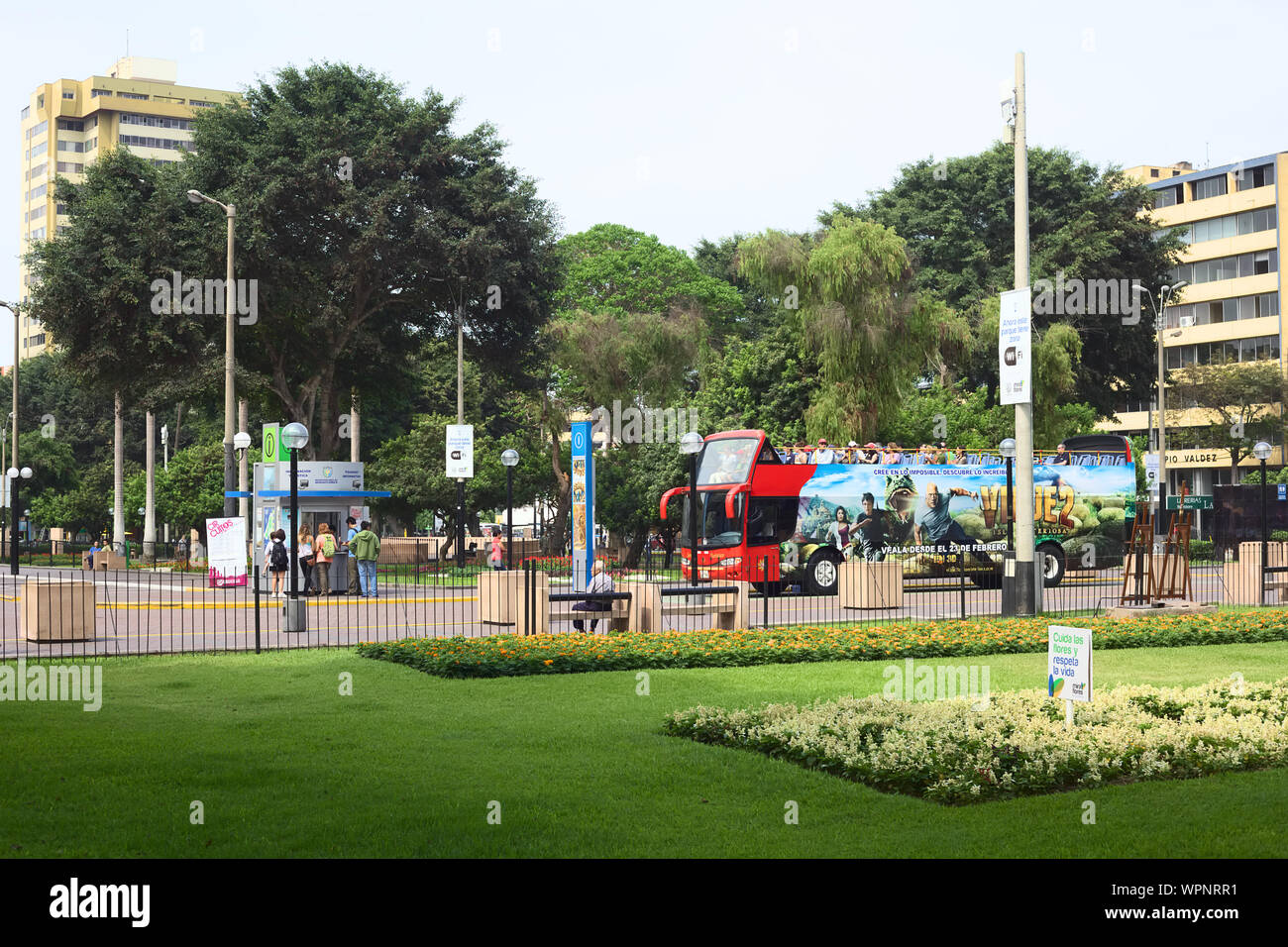 LIMA, Perù - 11 febbraio 2012: persone non identificate in strada Calle Virgen Milagrosa in Miraflores sul Mirabus bus panoramico Foto Stock