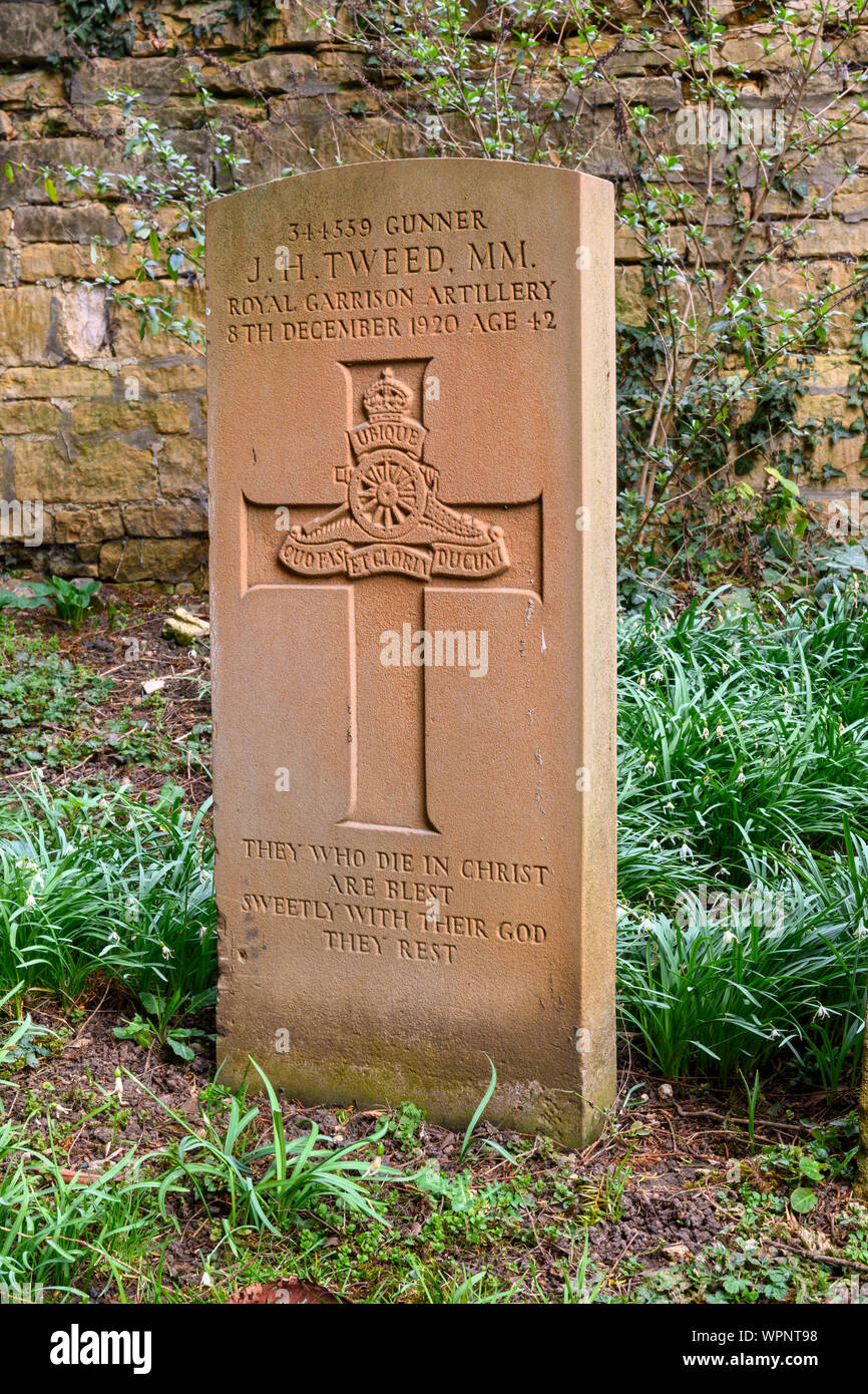 Lapide di eroe di guerra J H Tweed MM in tutti i Santi & St James chiesa parrocchiale di Collyweston, Northamptonshire, England, Regno Unito Foto Stock