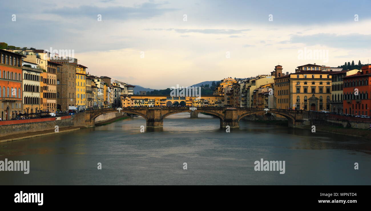 Firenze case e ponti in atmosfera cupa in colori pastello Foto Stock