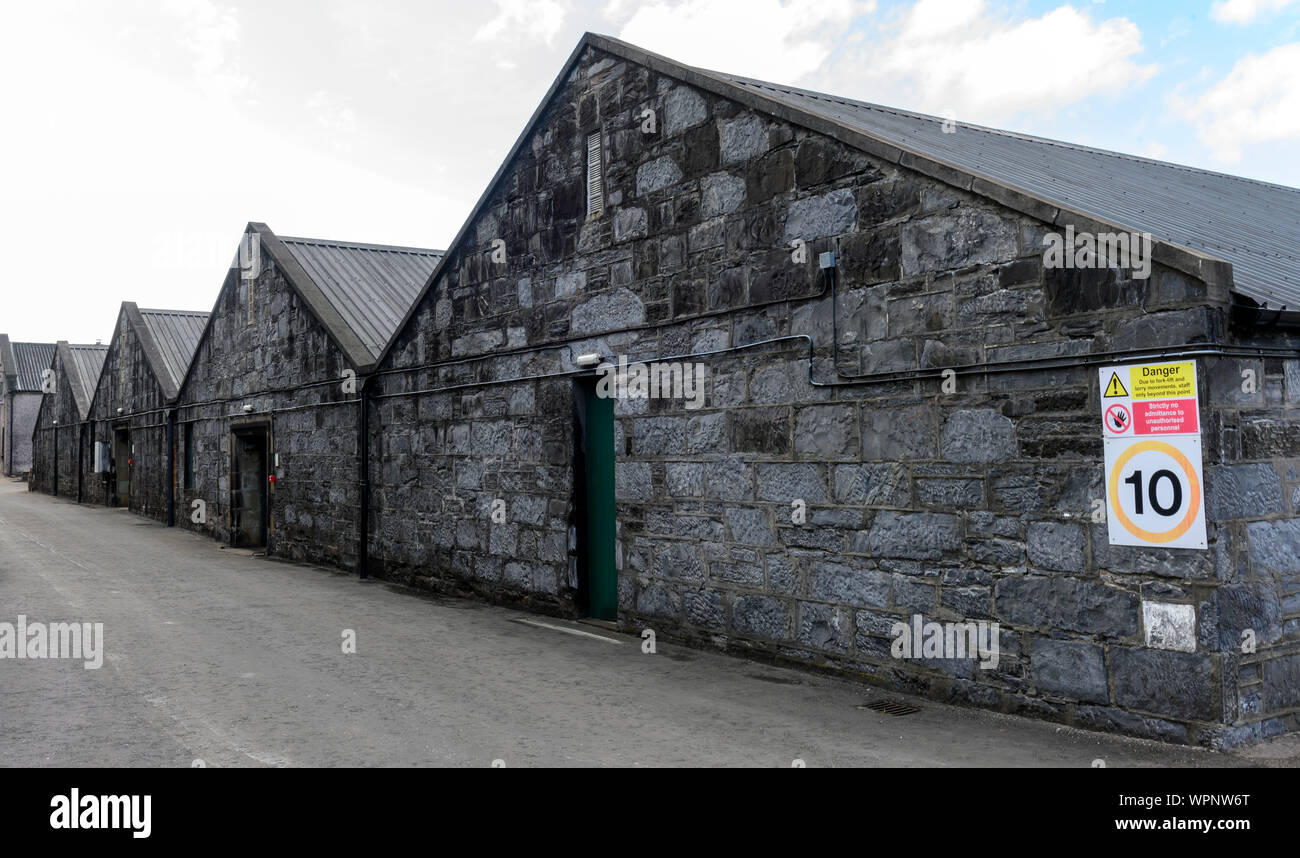 Vista del centro storico di magazzini a Glenglassaugh Highland single malt whisky distillery, Dinnet, Aberdeenshire, Scotland, Regno Unito. Foto Stock