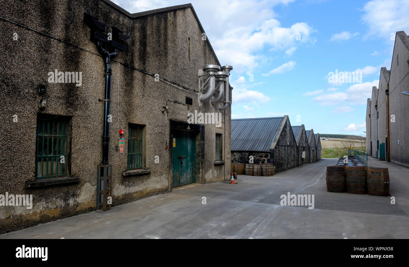 Vista del centro storico di magazzini a Glenglassaugh Highland single malt whisky distillery, Dinnet, Aberdeenshire, Scotland, Regno Unito. Foto Stock