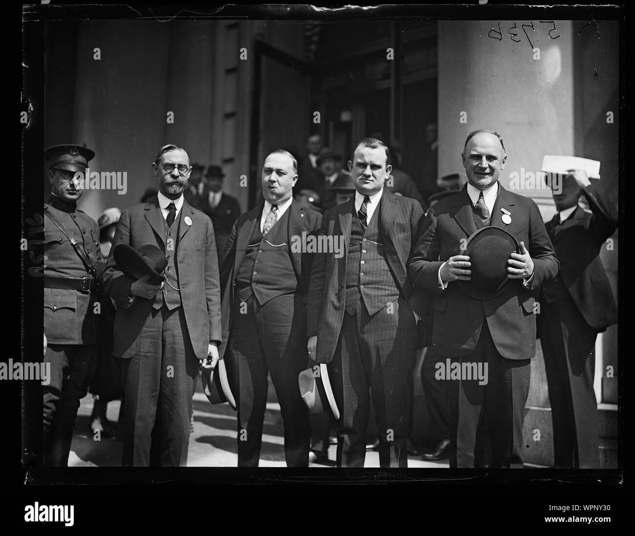 Lt. Gov. Alvan T. Fuller e partito al loro arrivo al Willard. Gov. in [...] il diritto Foto Stock