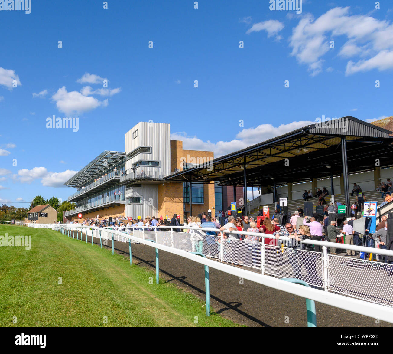 Vista delle tribune si affaccia la finitura stretto a Fontwell Park Racecourse, Fontwell, vicino a Arundel, West Sussex, in Inghilterra, Regno Unito Foto Stock