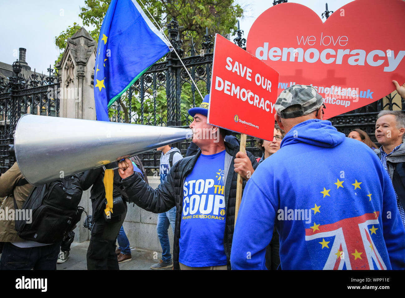 Westminster, London, 09Sep 2019. Rimangono i sostenitori intorno 'Westminster Stop Brexit Man' Steven Bray alle porte del Parlamento. Eseguire le tensioni alta tra i pro- e Anti-Brexit manifestanti al di fuori della sede del parlamento di Westminster, oggi come MP dentro hanno iniziato il primo dei due Brexit relativi dibattiti di emergenza. Credito: Imageplotter/Alamy Live News Foto Stock