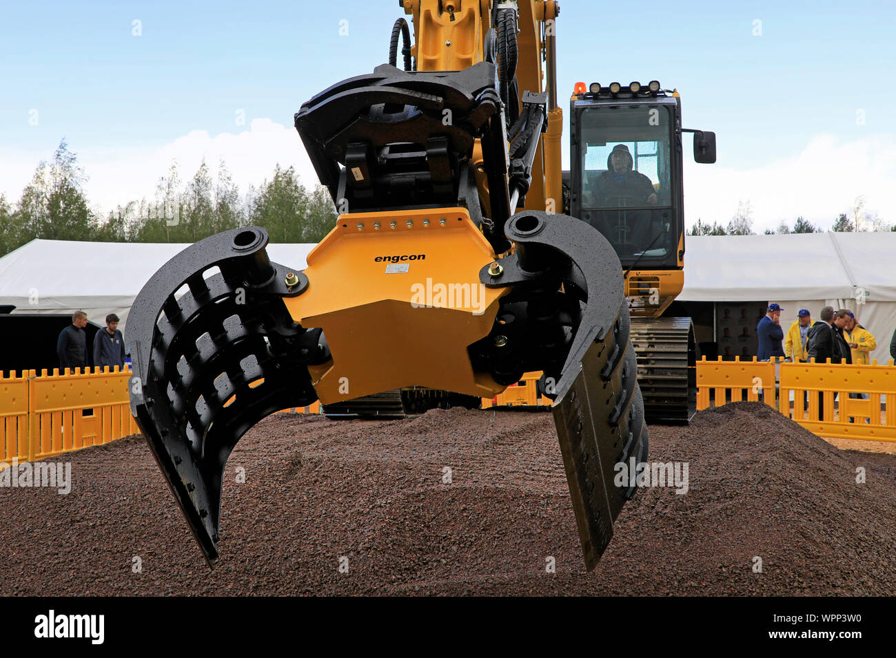 Hyvinkää, Finlandia. Il 6 settembre 2019. Operatore di macchina Komatsu operativo HB 215 LC escavatore ibrido con Engcon per impieghi pesanti aggrappatore sulla Maxpo 2019. Foto Stock