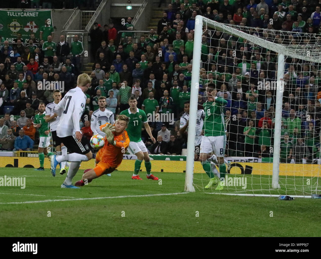 Stadio Nazionale al Windsor Park di Belfast, Irlanda del Nord. 09a settembre 2019. UEFA EURO 2020 il qualificatore- gruppo C, Irlanda del Nord / Germania (bianco). Azione da questa sera il qualificatore. Bailey Peacock-Farrell salva da Julian Brandt (10). Credito: David Hunter/Alamy Live News. Foto Stock