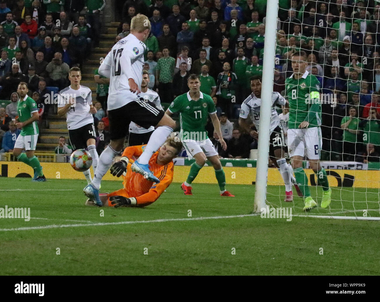 Stadio Nazionale al Windsor Park di Belfast, Irlanda del Nord. 09a settembre 2019. UEFA EURO 2020 il qualificatore- gruppo C, Irlanda del Nord / Germania (bianco). Azione da questa sera il qualificatore. Bailey Peacock-Farrell salva da Julian Brandt (10). Credito: David Hunter/Alamy Live News. Foto Stock