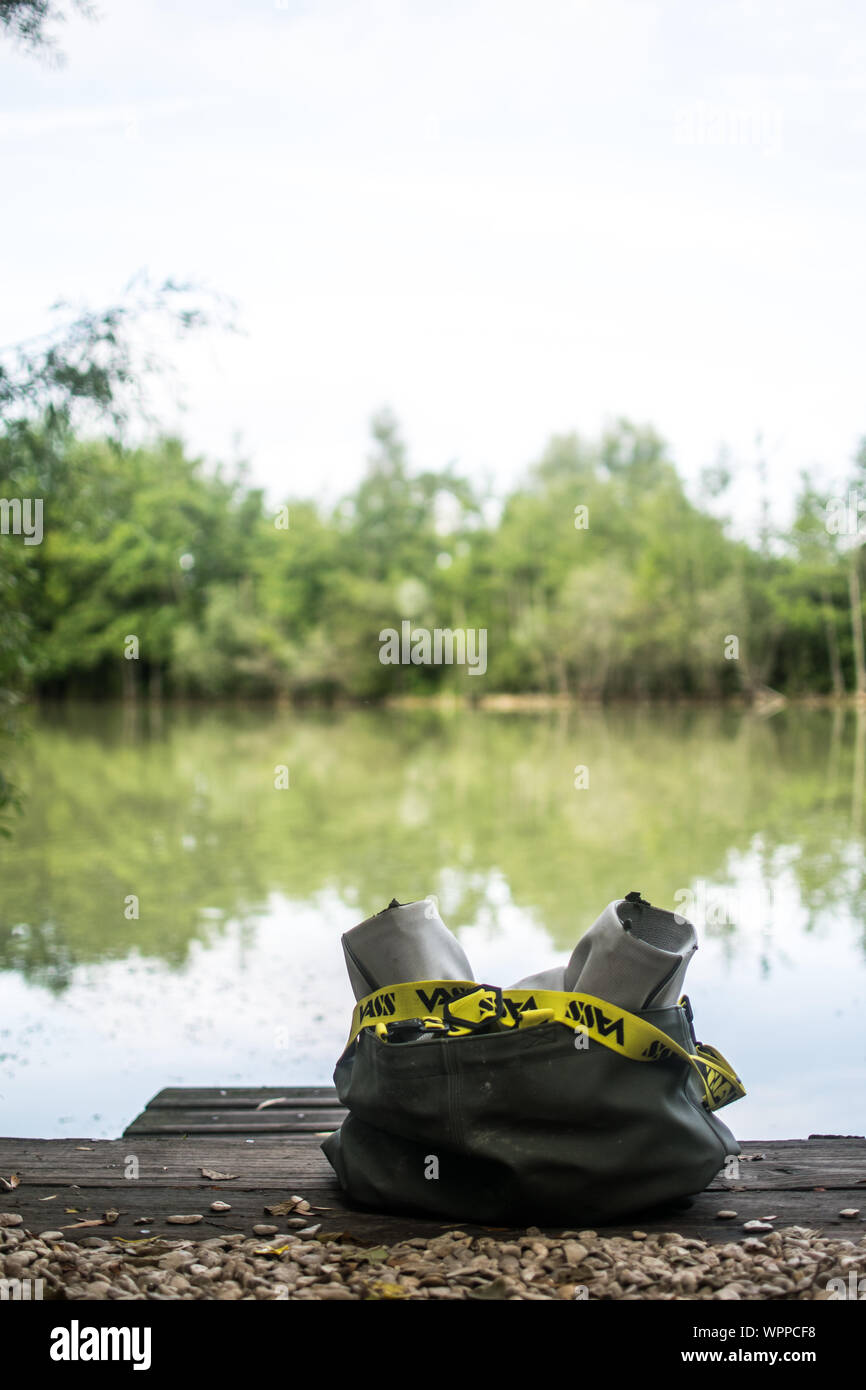 Vass trampolieri che si affaccia su di un lago francese Foto Stock