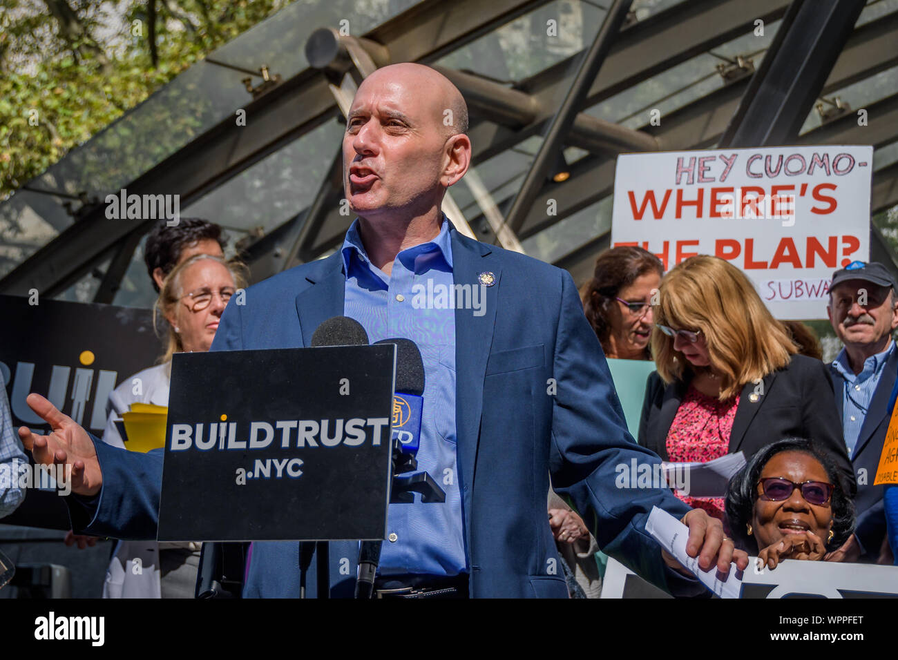 New York, Stati Uniti d'America. 9 Sep, 2019. Harvey Assemblymember Epstein - trasporto pubblico di gruppi di difesa dei diritti e i rappresentanti locali eletti terrà una pressa conferece e rally a Bowling Green Su settembre 8, 2019 a lanciare il costruire la fiducia e la campagna per rilasciare una relazione con quattro raccomandazioni per il Governatore Cuomo per fornire un conveniente MTA 2020-2024 Programma Capitale per impostare il sistema di metropolitana in un percorso di costante miglioramento. Credito: Erik McGregor/ZUMA filo/Alamy Live News Foto Stock