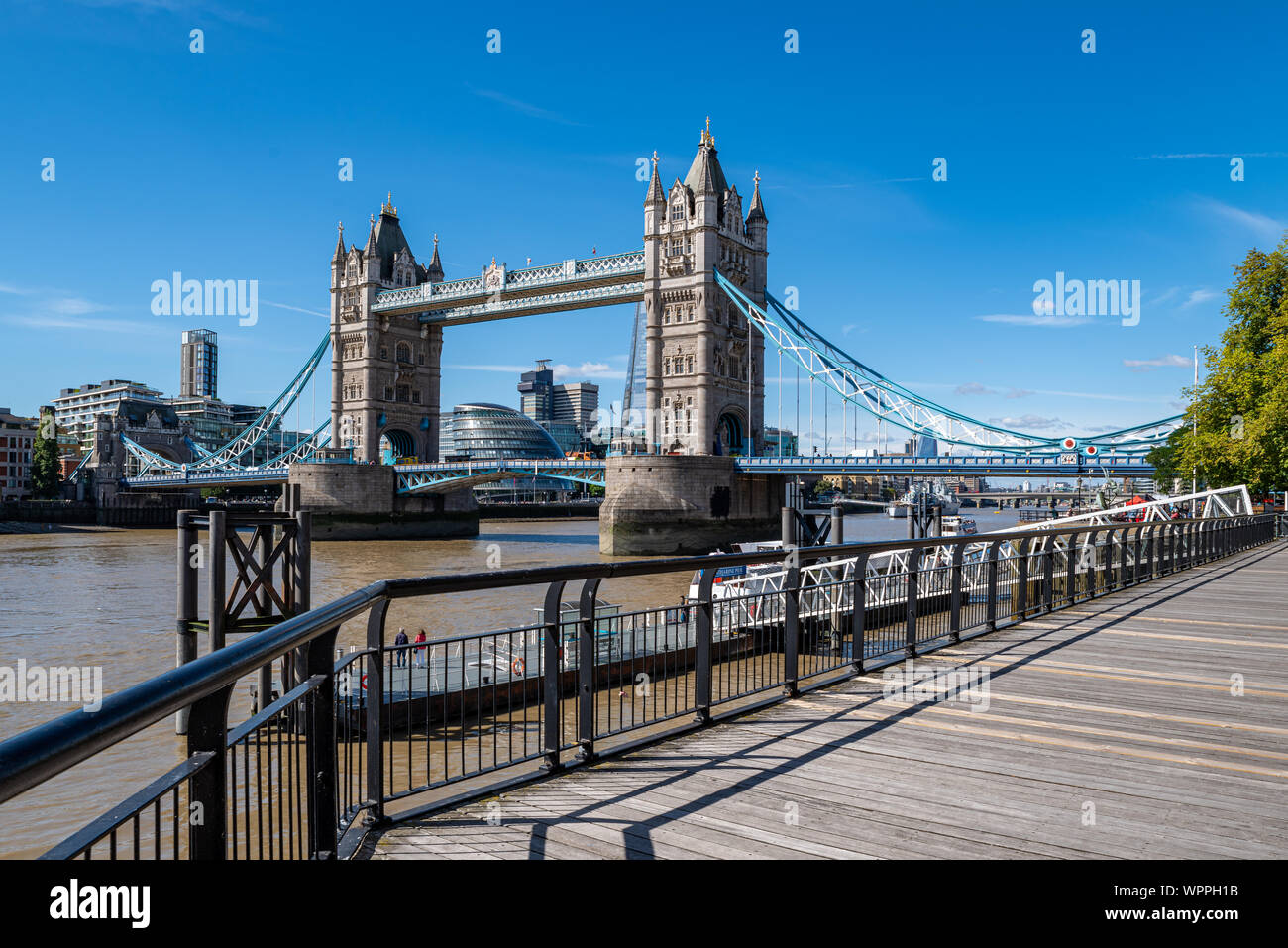 Il Tower Bridge di Londra - Tamigi - REGNO UNITO Foto Stock