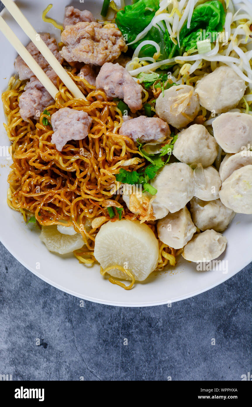 Tagliatelle con carne di maiale e polpette di carne Foto Stock