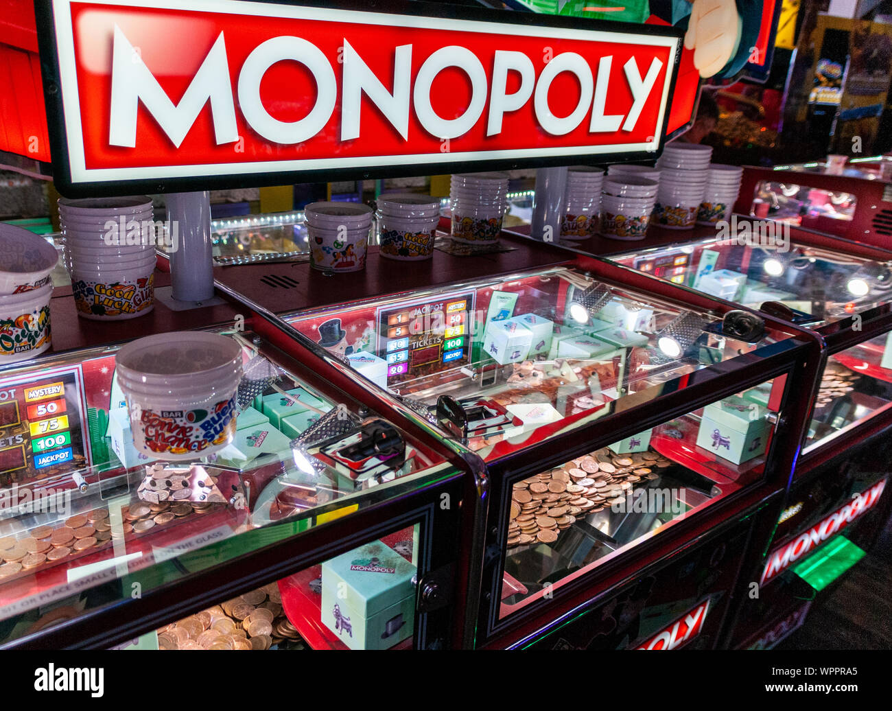 Monopolio penny spingere il gioco caricato con monete e premi. Foto Stock
