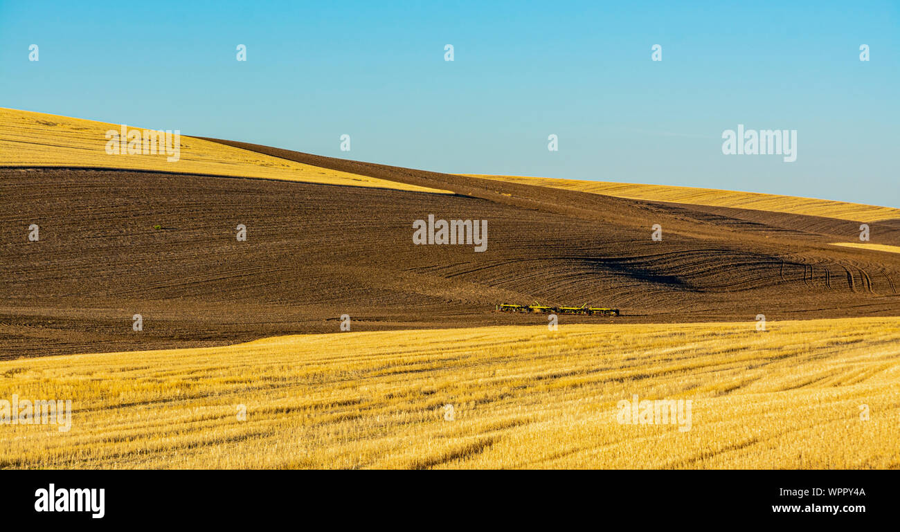 Washington, Regione Palouse, Hwy 26, caduta stagione dopo il raccolto, attrezzo agricolo Foto Stock