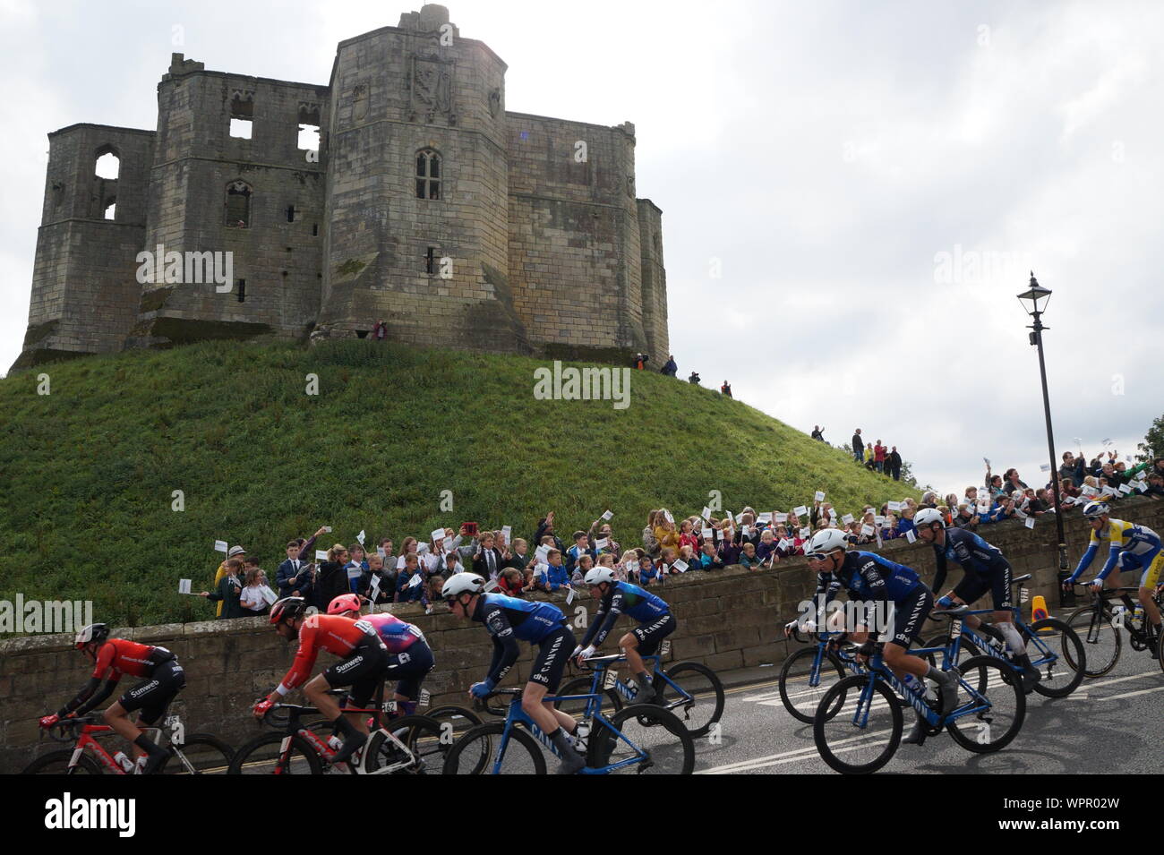 Warkworth, Northumberland, Regno Unito, 9 settembre, 2019, fase tre del tour della Gran Bretagna in bicicletta passa Warkworth Castle, il vincitore di tappa è stato Dylan Groenewegen, Credito:DavidWhinham/Alamy Live News Foto Stock