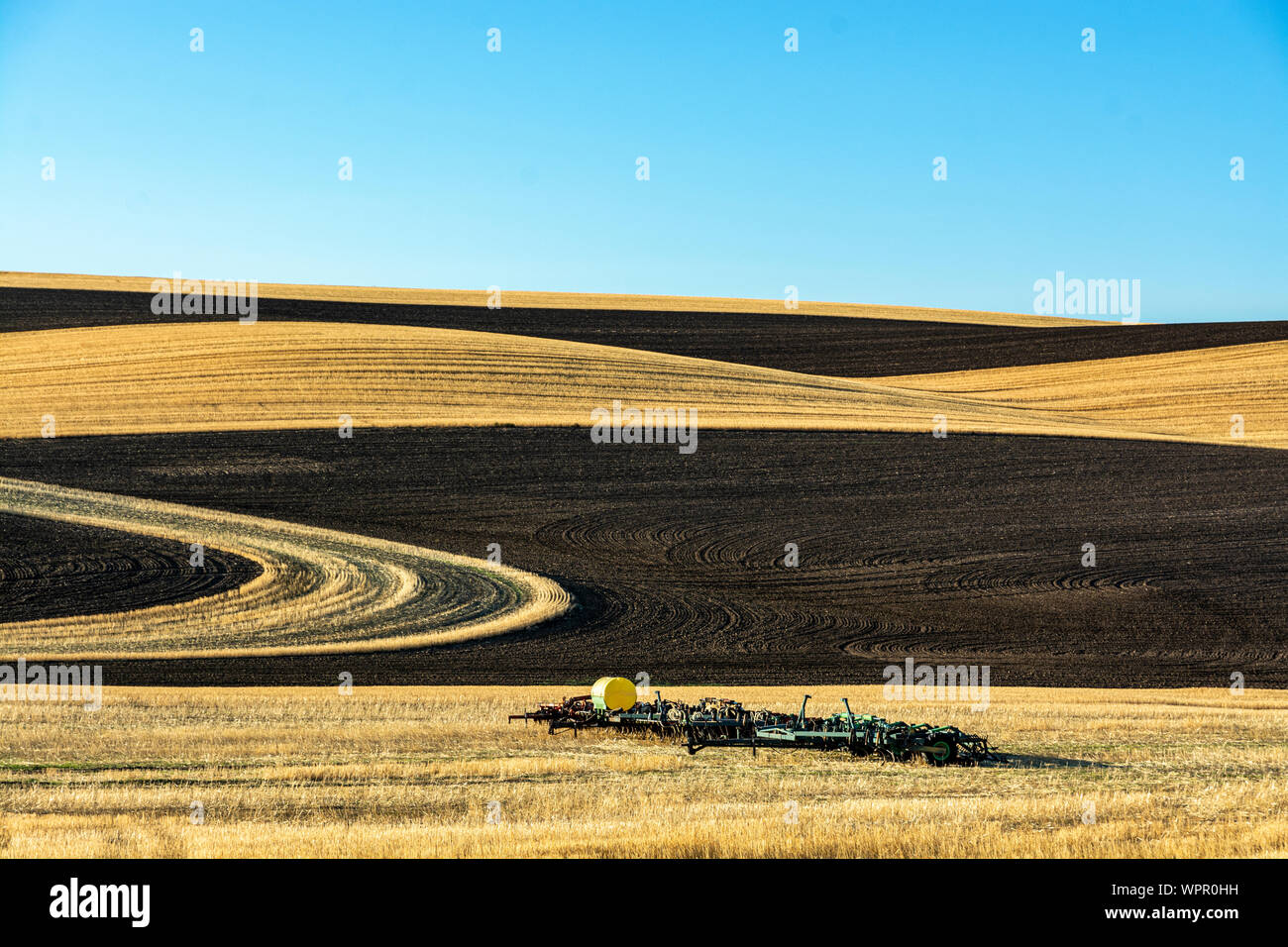 Washington, Regione Palouse, Hwy 26, caduta stagione dopo il raccolto, attrezzo agricolo Foto Stock