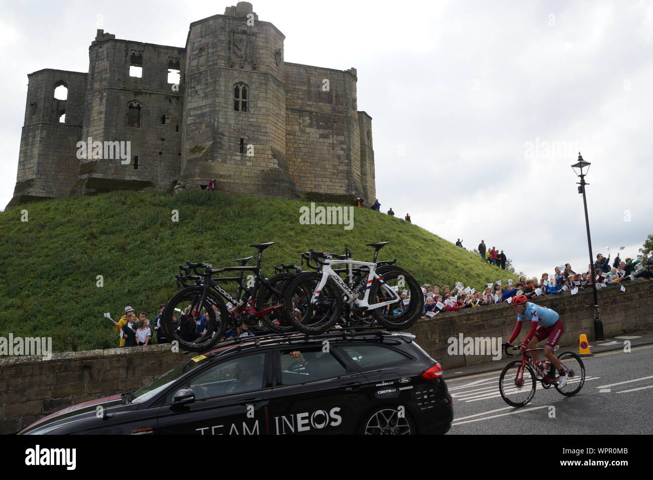 Warkworth, Northumberland, Regno Unito, 9 settembre, 2019, fase tre del tour della Gran Bretagna in bicicletta passa Warkworth Castle, il vincitore di tappa è stato Dylan Groenewegen, Credito:DavidWhinham/Alamy Live News Foto Stock