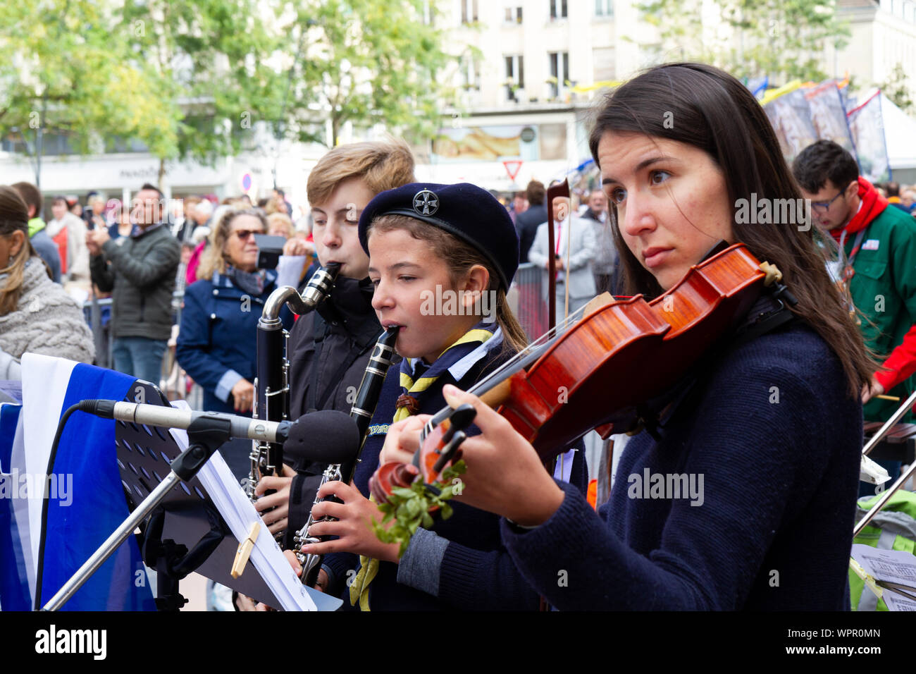 I musicisti suonano durante la celebrazione della festa di Notre Dame du Saint-Cordon (Madonna del santo cordone). Un pubblico la santa Messa nella piazza principale. Foto Stock