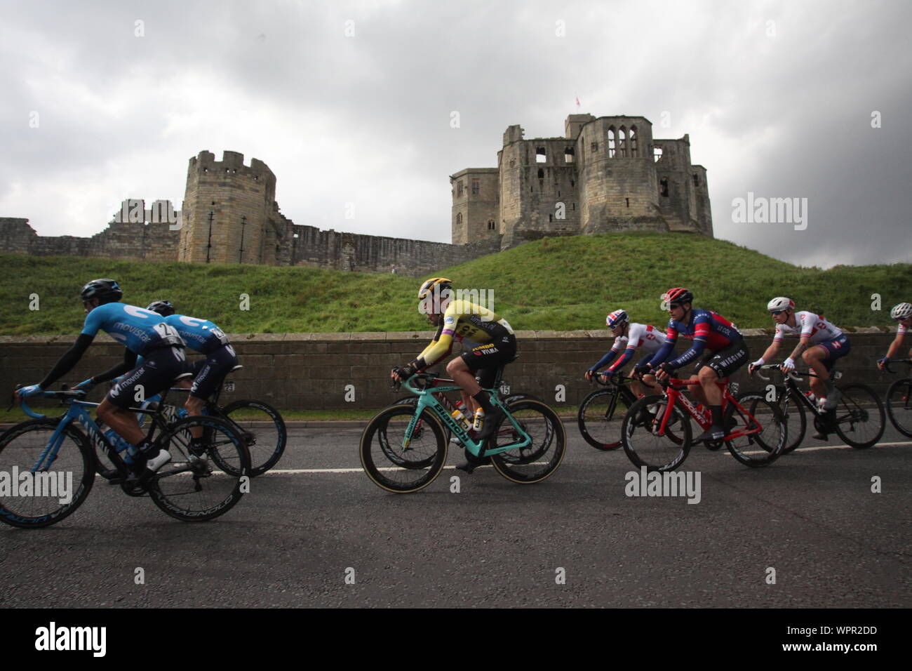 Warkworth, Northumberland, Regno Unito, 9 settembre, 2019, fase tre del tour della Gran Bretagna in bicicletta passa Warkworth Castle, il vincitore di tappa è stato Dylan Groenewegen, Credito:DavidWhinham/Alamy Live News Foto Stock