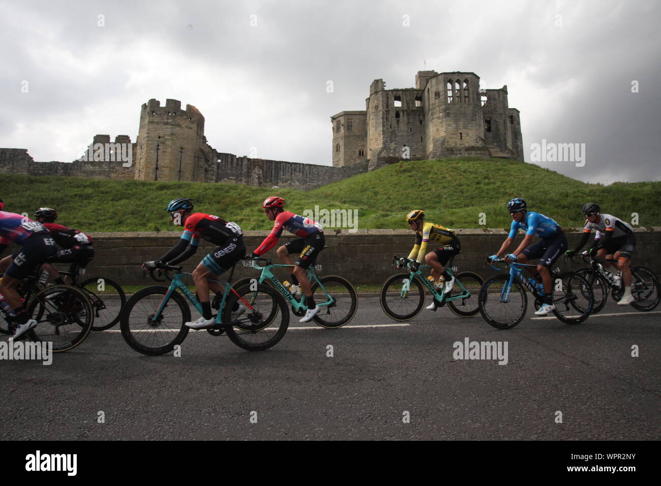 Warkworth, Northumberland, Regno Unito, 9 settembre, 2019, fase tre del tour della Gran Bretagna in bicicletta passa Warkworth Castle, il vincitore di tappa è stato Dylan Groenewegen, Credito:DavidWhinham/Alamy Live News Foto Stock