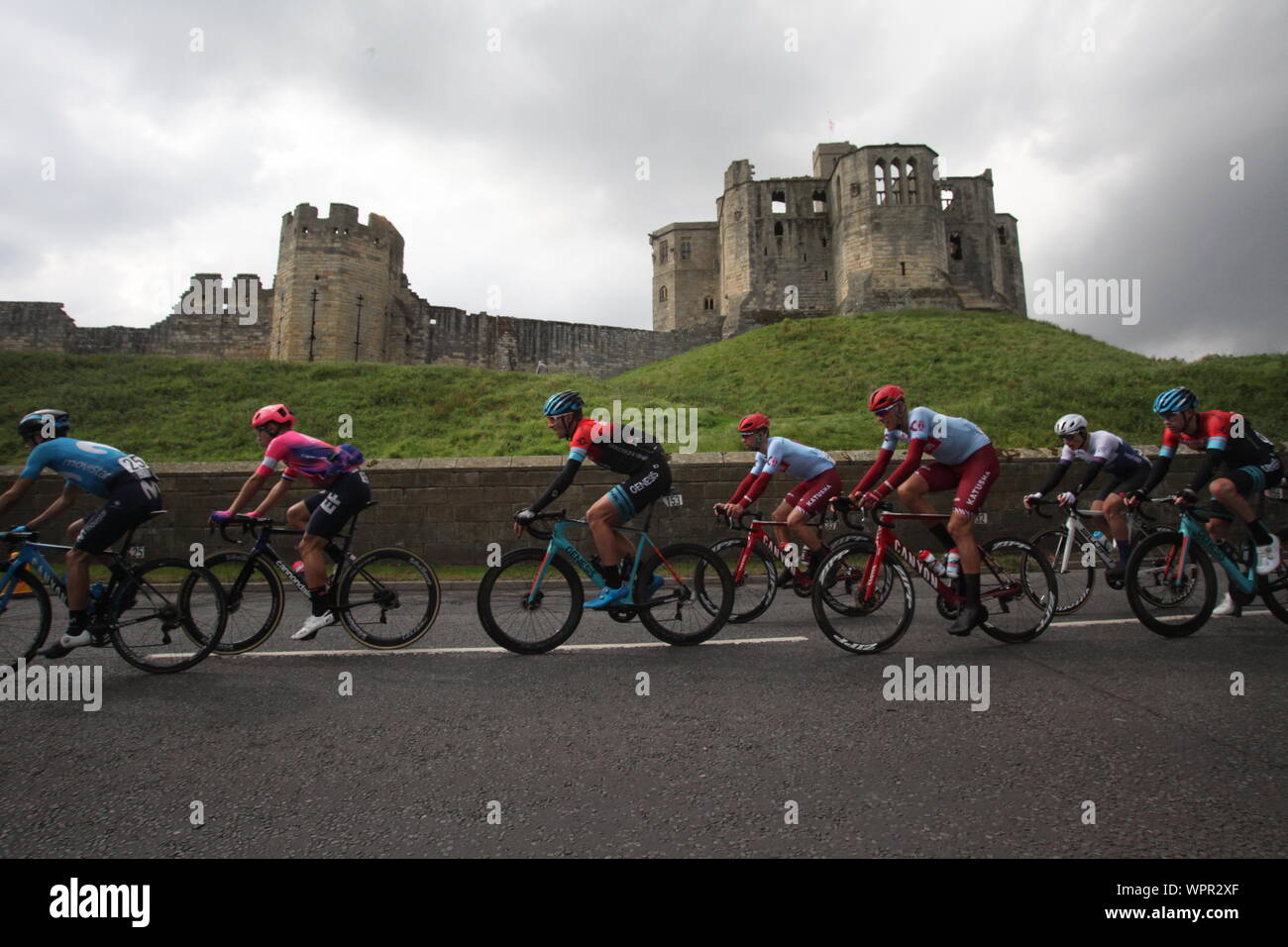 Warkworth, Northumberland, Regno Unito, 9 settembre, 2019, fase tre del tour della Gran Bretagna in bicicletta passa Warkworth Castle, il vincitore di tappa è stato Dylan Groenewegen, Credito:DavidWhinham/Alamy Live News Foto Stock