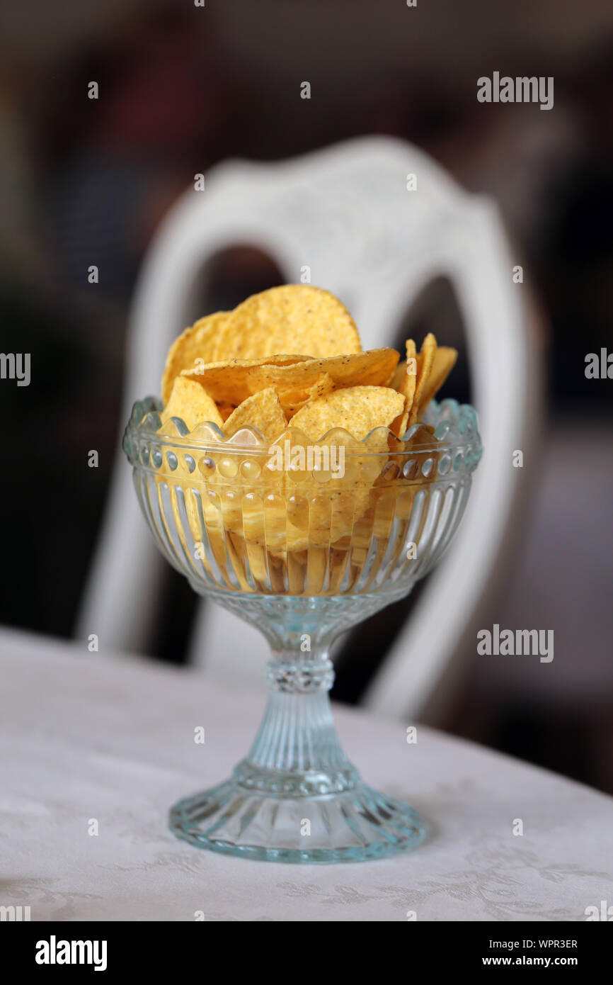 Patatine fritte e pane secco morsi in belle ciotole in vetro. Croccanti e deliziosi spuntini serviti in una casa finlandese. Closeup still life foto, un dolce sottofondo. Foto Stock