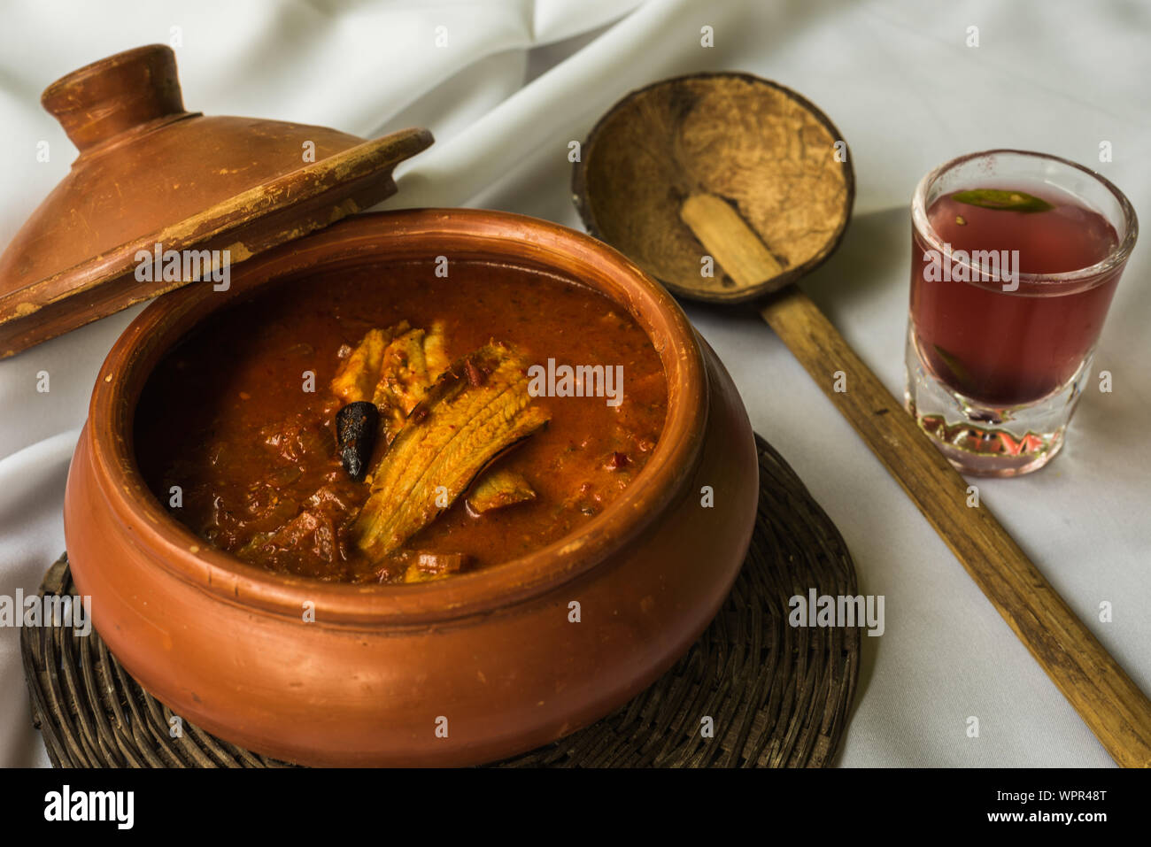 Frutti di mare di Goan curry servita tradizionalmente con succo kokum e gamberetti Foto Stock