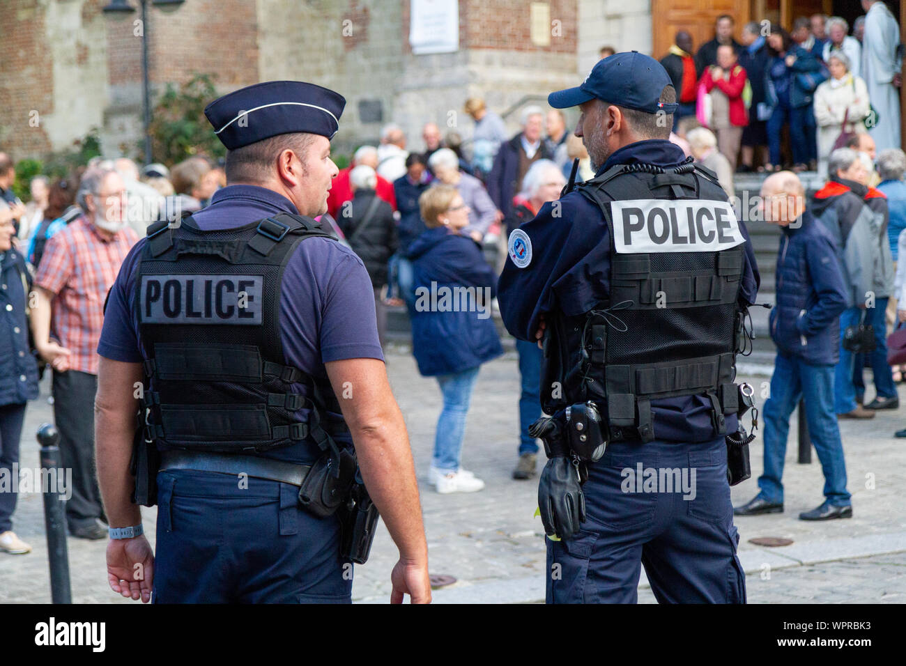 La protezione della polizia durante una processione per la festa di Notre Dame du Saint-Cordon (Madonna del santo cordone) a Valenciennes, Francia. Foto Stock