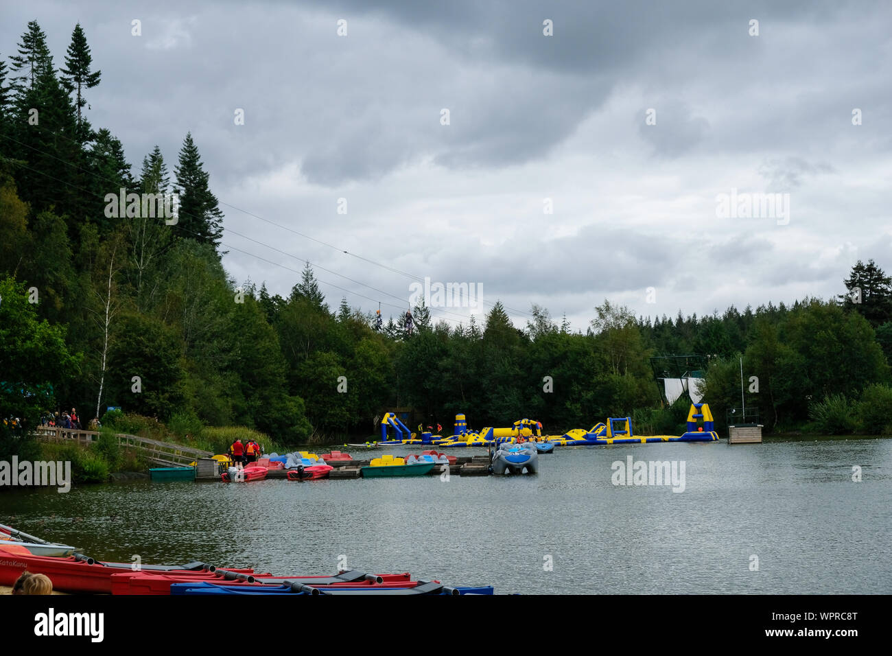 Settembre 2019. Una vista del lago principale e gli sport acquatici e attrazioni al Center Parchi La Foresta di Longleat, REGNO UNITO Foto Stock