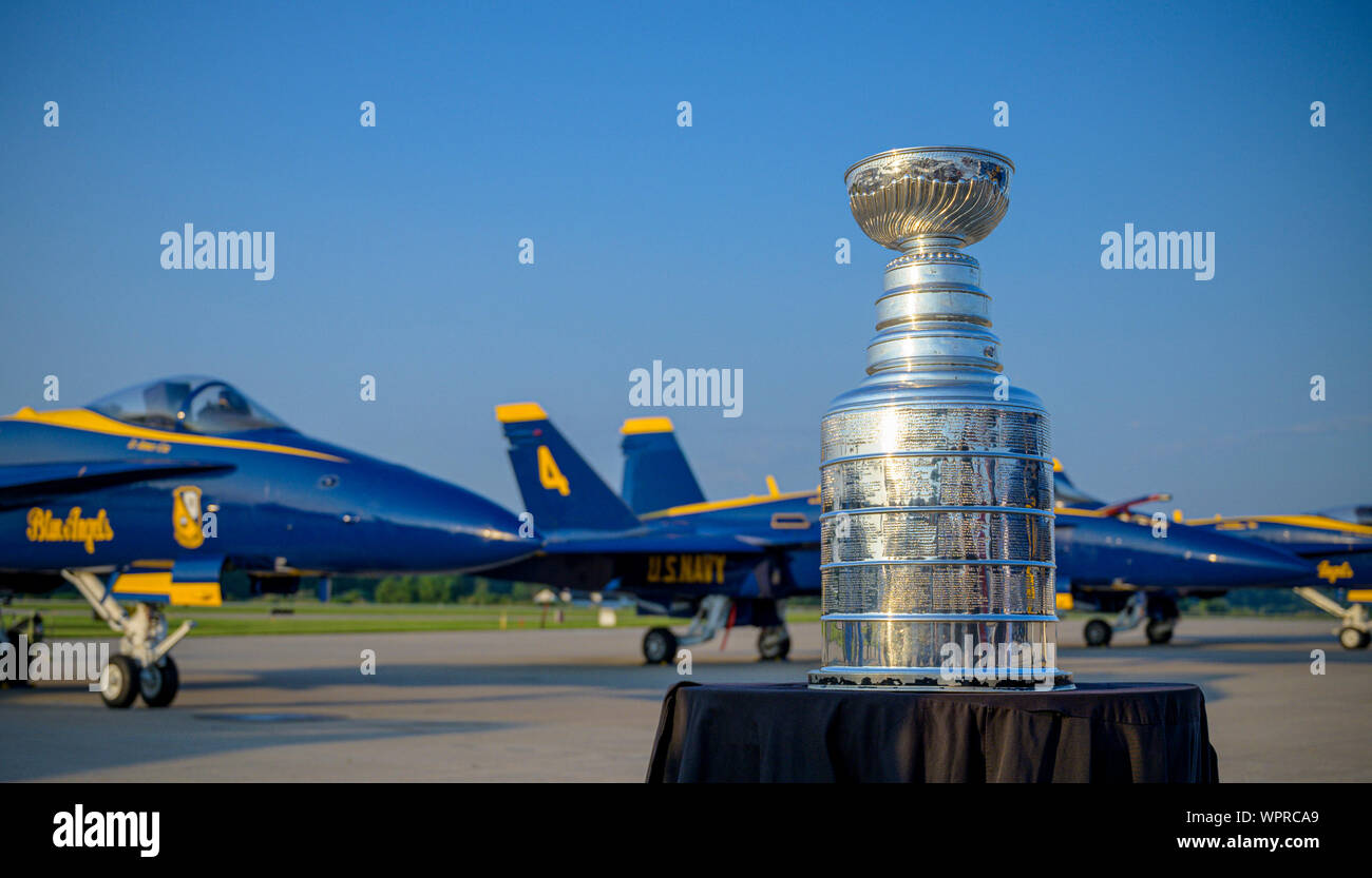 190906-N-JH293-1051 CHESTERFIELD, Mo. (sett. 6, 2019) la Stanley Cup che è stata vinta dalla National Hockey League team San Louis Blues nel 2019 Stanley Cup finale, viene visualizzato nella parte anteriore di F/A-18 calabroni utilizzato da parte del governo degli STATI UNITI Navy dimostrazione di volo squadrone, Blue Angels, durante il St. Louis Navy settimana, Sett. 6, 2019. La Marina programma settimana serve come Marina del principio dello sforzo di divulgazione nelle aree del paese senza una significativa presenza della Marina. (U.S. Foto di Marina di Massa lo specialista di comunicazione 1a classe Chris Williamson/rilasciato) Foto Stock