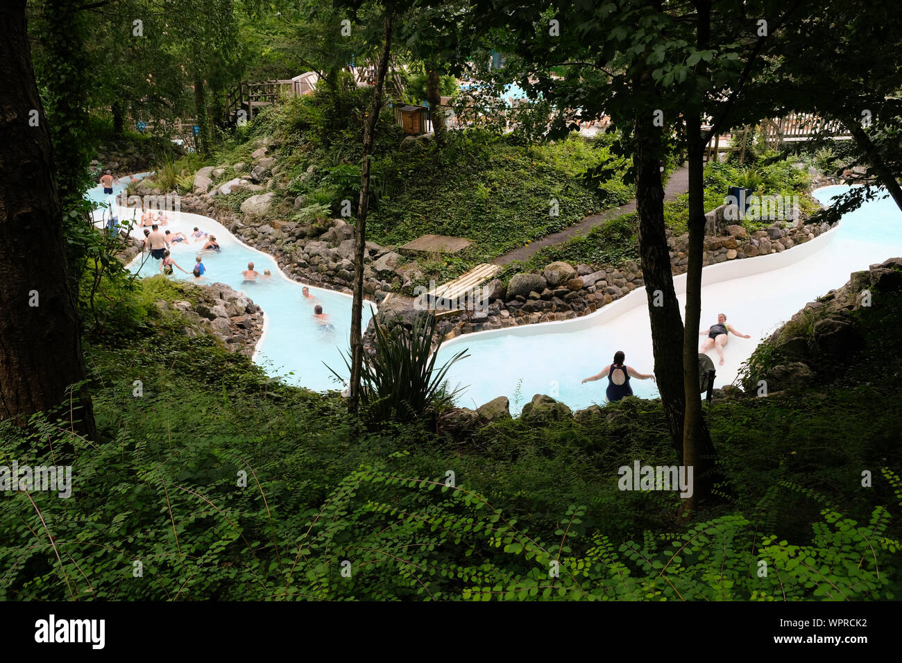 Settembre 2019. Nuotatori divertendosi al outdoor pool rapids al Center Parcs, La Foresta di Longleat, Wiltshire, Regno Unito Foto Stock