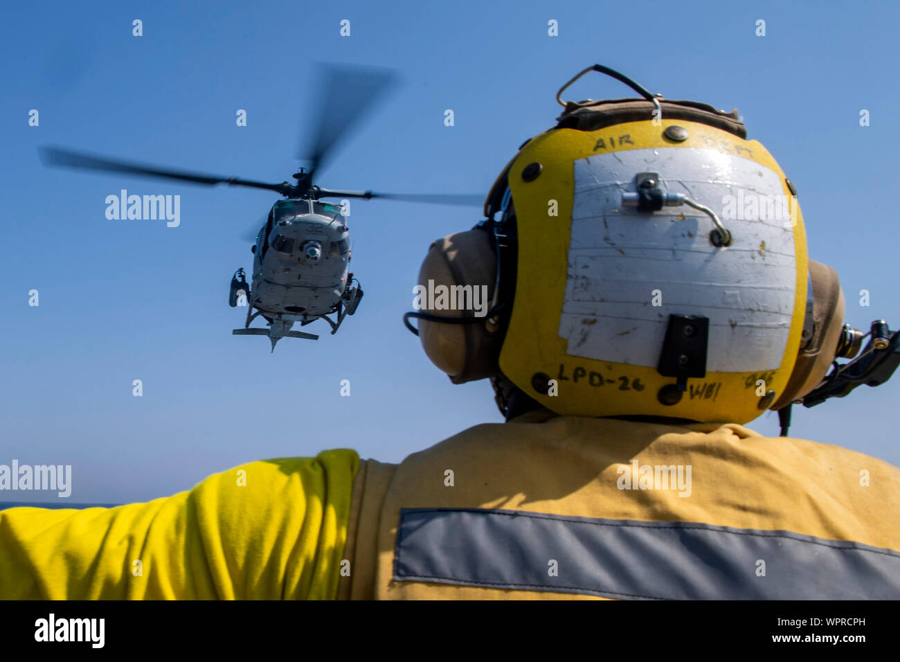 190904-N-NB544-1285 MAR ROSSO (sett. 4, 2019) di aviazione di Boatswain Mate (movimentazione) terza classe Kevin McAdam segnali ad UH-1Y Venom piloti, assegnato a mezzo marino Tiltrotor Squadron (VMM) 163 (rinforzato), sulla lotta deck di trasporto anfibio dock nave USS John P. Murtha (LPD 26) durante l'esercizio desiderosi Lion 2019. Desiderosi di Lion, U.S. Comando centrale più grande e più complesso esercizio, è un opportunità per integrare le forze in un multilaterali in materia di ambiente, operano in ambientazione realistica e il rafforzamento di strutture militari di relazioni. John P. Murtha è parte del Boxer anfibio gruppo pronto un Foto Stock